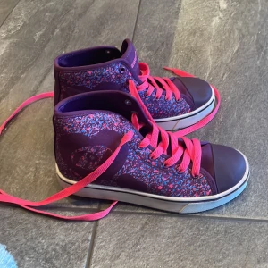 Rullskor  - Skor med litet hjul undertill, bra skick. Använda ett fåtal gånger