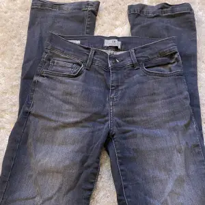 Supersnygga gråa lågmidjade flare jeans från Ltb i bra skick. Nypris: 900 kr. Innerbenslängd: 80cm. Hör av dig vid frågor och funderingar!💗
