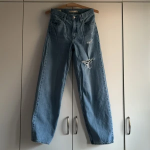 Jeans i modellen Levis baggy dad  - Mycket sparsamt använda, tvättade en gång i 30 grader och med insidan utåt. Nyskick. 