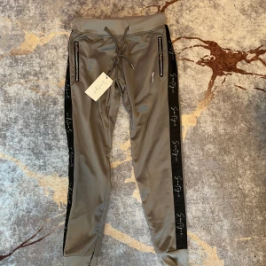 Santigie byxor XS - Beställdes för ett tag sedan men har inte passar bra, bara testade annars så är de helt nya.  Finns i grå och mörk blå, 400kr st eller båda för 700kr.