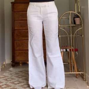 Vita linnebyxor - Lågmidjade utsvängda linnebyxor med dubbla tyglager upptill, från Lindex! Jag är 173 cm, midjemåttet är 74 cm och innerbenslängden 78 cm 🪷