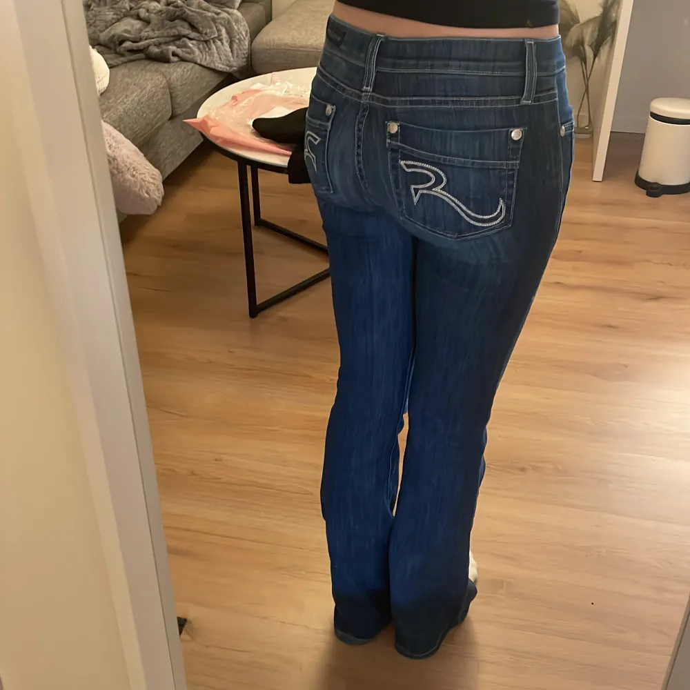 Low waist jeans ifrån rock and republic, storlek 26 vilket motsvarar xs/s💗jag är 167cm. Jeans & Byxor.
