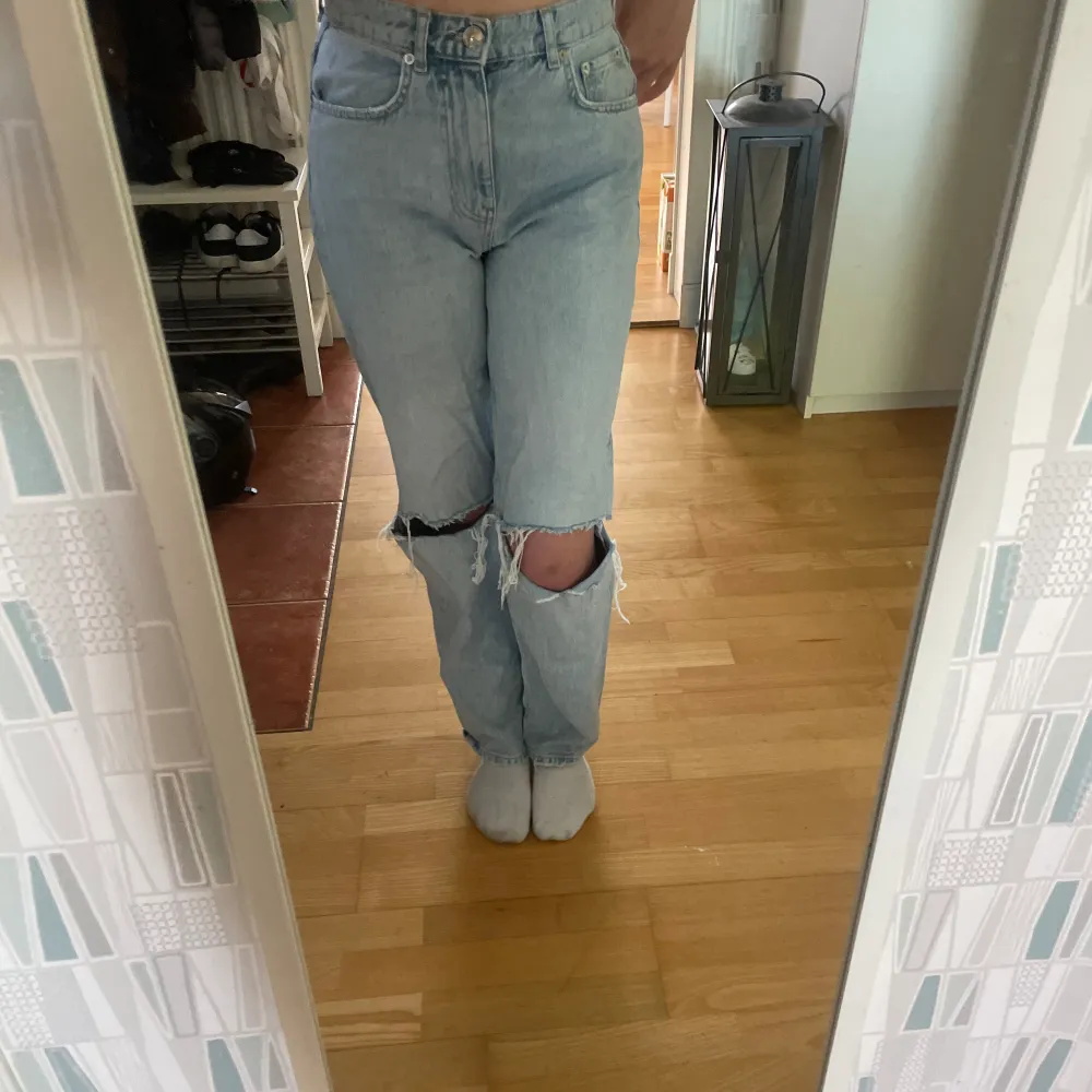 Blåa jeans från Gina tricot.  Storlek S. Passar mig bra som är lite över 170 och brukar ha S i kläder. . Jeans & Byxor.