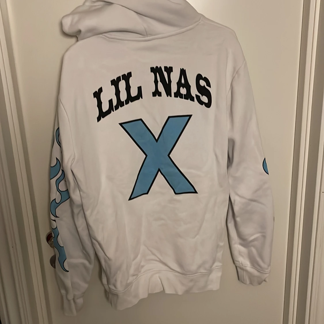 Vit hoddie med tryck - 90