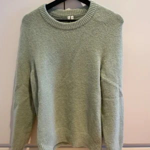 Arket stickad tröja - Grön stickad tröja från arket. Nyskick, kostar 990kr i butik.