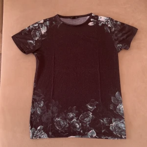 Snygg T-shirt  - Snygg T-shirt i bra skick storlek S hör av dig vid frågor 