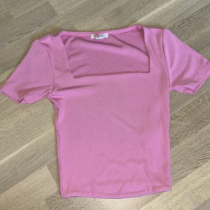 Rosa t-shirt/topp - Rosa t-shirt/topp, Storlek:XS, Bra skick
