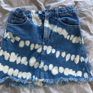 En blå med vita ränder kjol - Har använts få gånger och är en fin kjol!