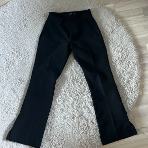 Kostymbyxor  - Jag säljer dessa supersnygga kostymbyxor från bikbok eftersom dom tyvärr inte passar mig längre  Dom är i bra skick  Skriv om ni vill ha fler bilder