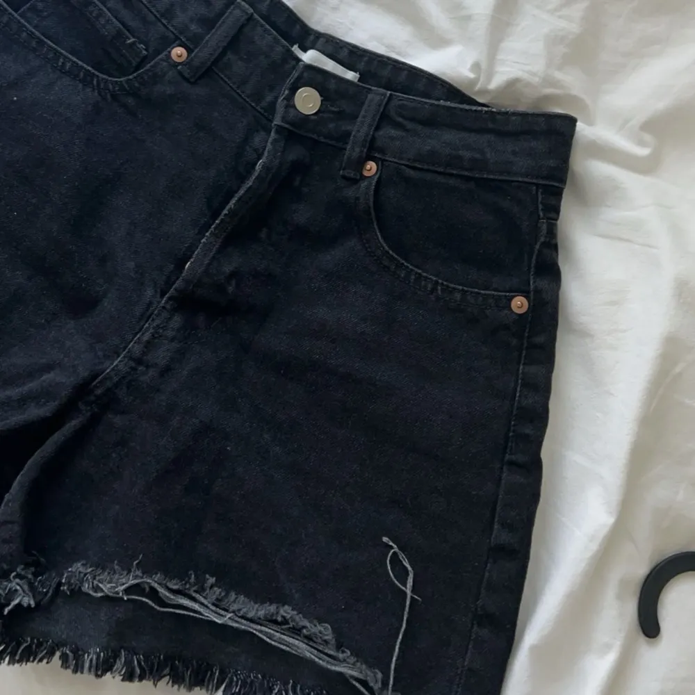 söta svarta jeans short❣️. Shorts.