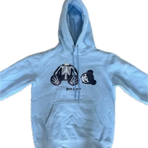 Palm angels hoodie - Jätte fin ljusblå Palm angels hoodie i storlek M. Skick 8/10, priset kan diskuteras. Tveka inte på att höra av dig vid frågor och funderingar!🤩😁👑