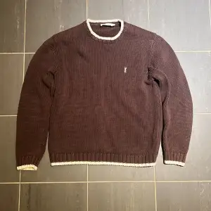  Vintage stickad tröja från Yves Saint Laurent. Storlek M, säljer eftersom jag inte använder den. Färgen är brun och den är i perfekt skick. Självklart är tröjan äkta!