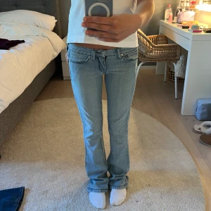 Lågmidjade bootcut jeans  - Skit snygga ljusblåa lågmidjade bootcut jeans💗💗 Nyskick💗💗 Midjemått: ca 36cm rakt över, innerbenslängd: ca 78💗 Jag är ca 163