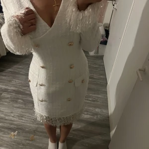 Vit klänning med guldknappar - Säljer denna söta klänning från SHEILAY🩷 nypris 450kr, men säljer för 200kr! Storlek M Klänningen är i nyskick! Prislappen är kvar !