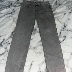 Super snygga low waist straight jeans från Gina i mycket bra skick!