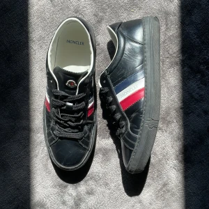 Moncler Monaco  - Säljer ett par stilrena moncler Monaco i storlek 42 nypris 4000kr. Skick enligt bild:)