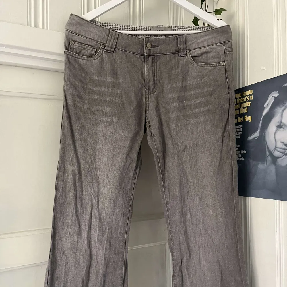 Trendiga bootcut/utsvängda lite mörkare gråa jeans med broderade fickor, i storlek M❤ knappt använda 💕 Mått: Midja-44 cm  höfter: 50 cm Total längd- 106 cm. Jeans & Byxor.