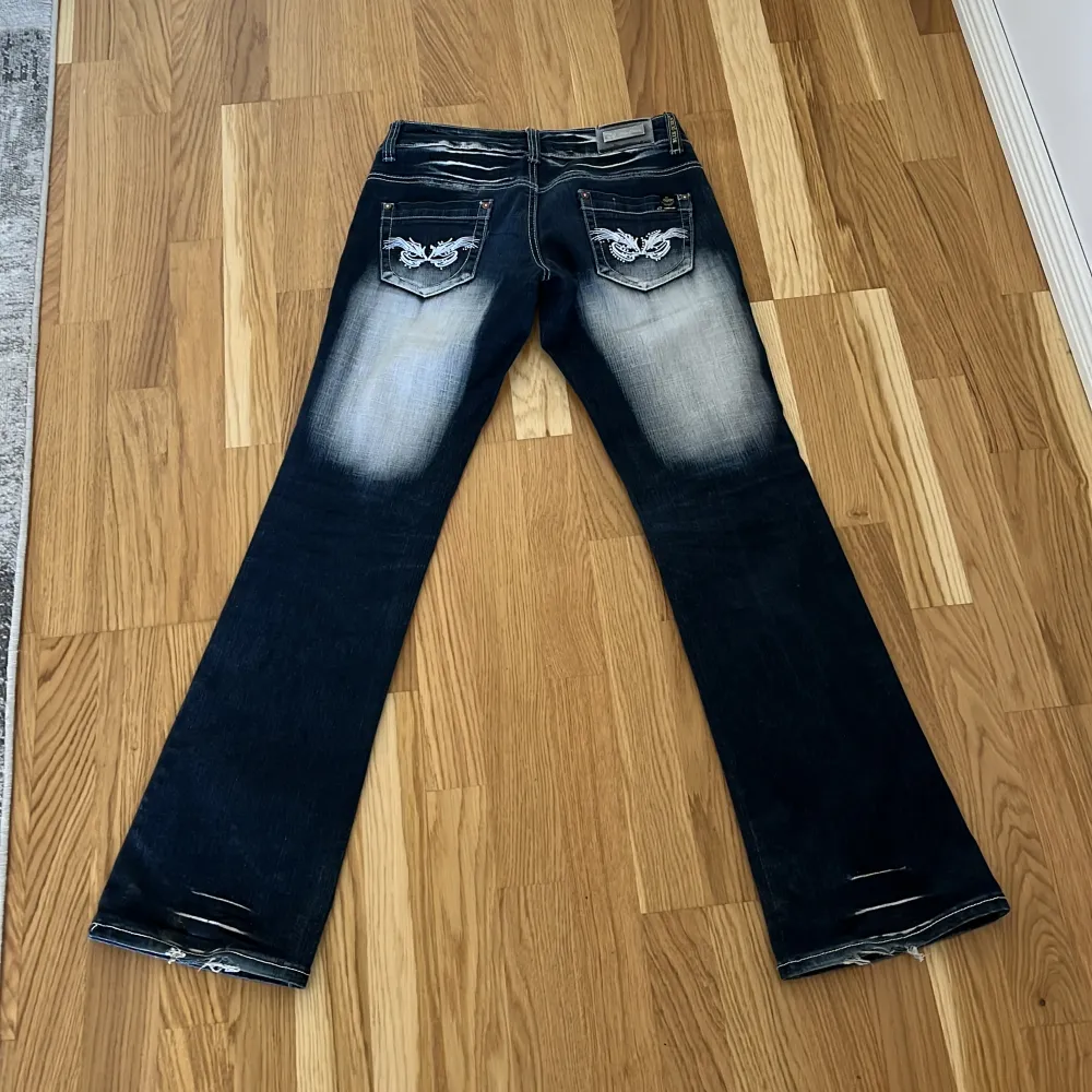 Blue Queen jeans som är utsvängda och lågmidjade. En aning stretchigt tyg! Midja: 40cm | Längd: 101cm | Innerbenslängd: 82cm | Lår: 23cm. Toppar.