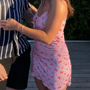 Sommarklänning - Säljer denna superstat klänningen som inte kommer till användning hemma hos mig. Är du intresserad skriv till mig. Klicka inte på ”köp nu” då det inte fungerar för mig. FRI FRAKT!