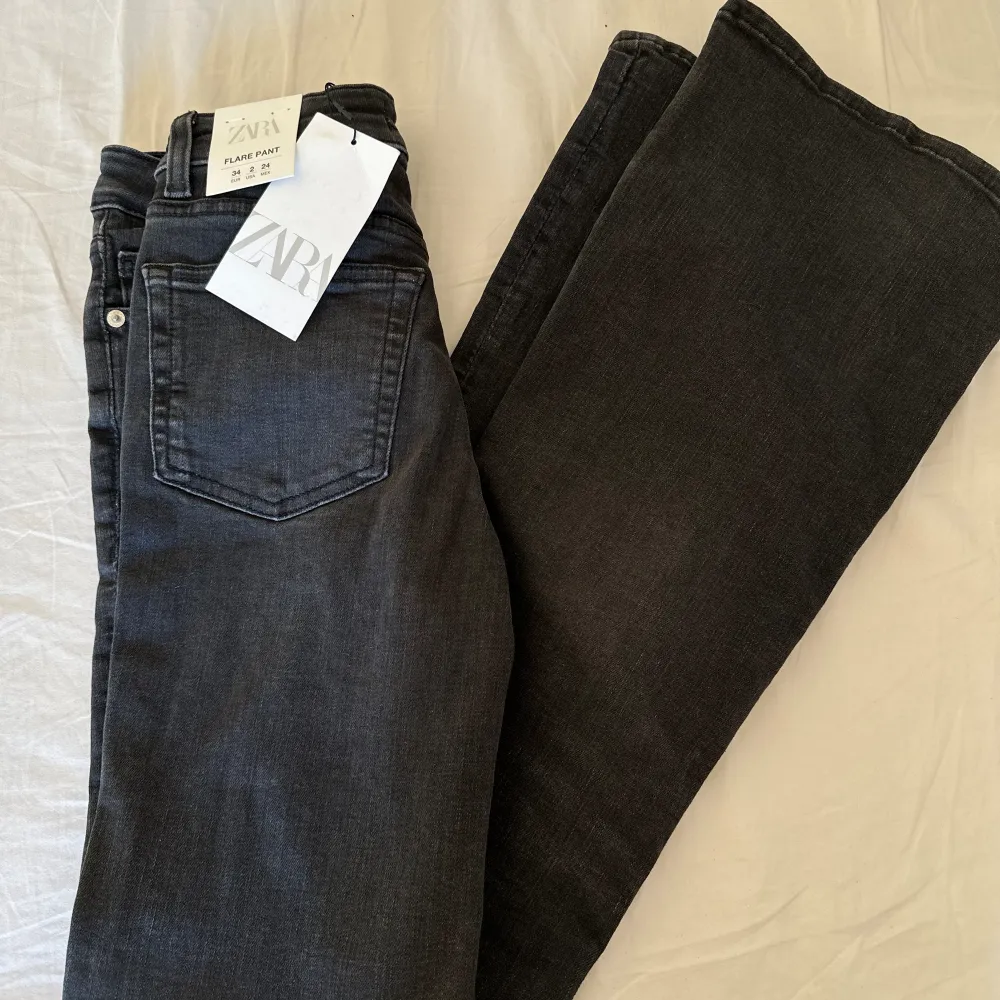 Säljer helt oanvända (prislapp kvar) Flare Pants från Zara för 199 kr!!💕💕. Jeans & Byxor.