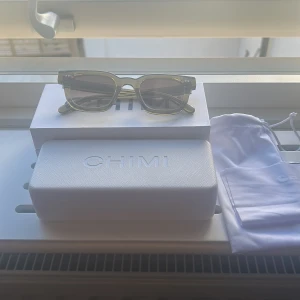 Chimi 04 green - CHIMI#004 Eyewear säljerdessa fräscha Chimi Solglasögon i Nyskick! Passar till dig som gillar Grisch/Sthlm stil🌟Perfekta nu inför Sommaren! Helt nya wipes medföljer samt fodral och nypris för dessa chimis ligger på 1000-1400kr! Mvh GrischGaderoben🌟