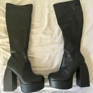 Heel: 14.7 cm (5.8 inches) Platform: 5 cm (2 inches)  Size: 42  Sole Length: 27.4 cm (10.8 inches)  Shaft Heigh: 41.6 cm (16.3 inches)   Leather black boots, they have only been worn once. Price is negotiable :) trying to sell these before I travel. 