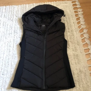 Zara väst - Svart populär zara väst i bra skick. Strl M.
