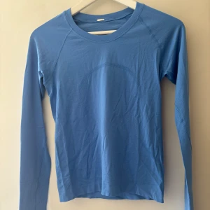 Lululemon långärmad - Lululemon swiftly longsleeve shirt i strl 4 vilket motsvarar Xs/S, väldigt strechigt och tunt material 