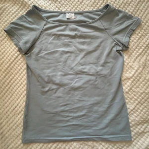 ljusblå tshirt - Ljusblå t-shirt från zoul. säljer pga att den inte används längre :)