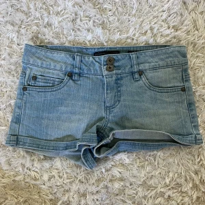 Jeansshorts - midjemått: 34cm rakt över