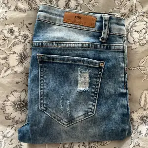 Blåa jeans från Newyorker med slitningar och hål i ett mjukt material storlek 30