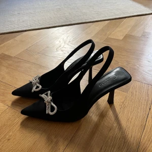 Kitten heels  - Säljer dessa super super fina skor för att dom tyvärr är fel storlek för mig. Använda en gång. 