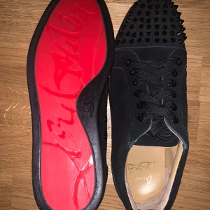 CHRISTIAN LOUBOUTIN  - Är i bra skick har bara testat dem 2 gånger men tyvärr är dem stora till mig   Storlek : 41