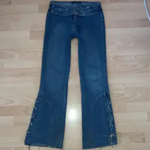 As coola jeans från märket Blue Skin som tyvärr är alldeles för små! midjemått (rakt över) 34cm, innerbensmått 73.5 cm💞  Priset kan diskuteras! 