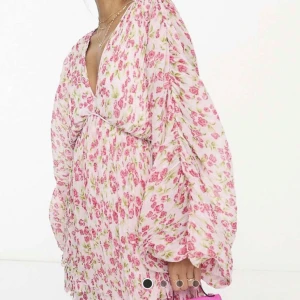 Klänning ASOS - Jättefin klänning från ASOS som aldrig använts!! 