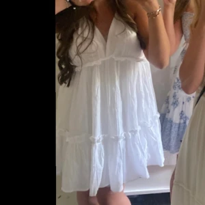 Vit Hm klänning - Vit klänning från hm i strl M. Säljer pga att den är för stor för mig. Ny pris 300kr Skriv för fler bilder.