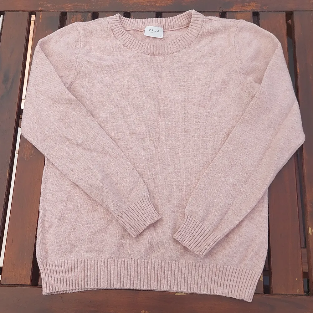 Ljusrosa cashmere tröja. Jättebra skick men för liten på mig. För flera frågor eller bilder, skriv 💞. Tröjor & Koftor.