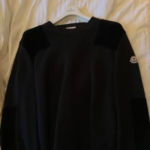 Moncler jumper - Hej! Använd väldigt få gånger. Tar bara plats i garderoben.  Tröja/sweatshirt Fina detaljer Storlek L