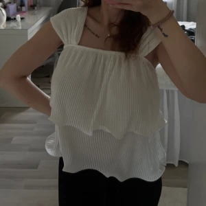 Topp - Säljer denna otroligt fina toppen, liknar den från lojsan X nakd. Helt ny och endast testad 🩷🤍