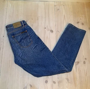 Nudie Jeans strlk 29/32 - Säljer ett par Nudie Jeans i nyskick, bara använda ett fåtal gånger! Skick: 10/10 || Sorlek: W29/L32 || Passform: straight fit/raka || Nypris: 1600. Hör gärna av dig vid frågor!! Kan även tänka mig byten