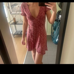 Söt klänning - Använd fåtal gånger, fint skick, normal i storleken