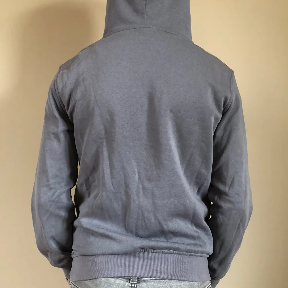Säljer denna jättefina hoodie från H&M som är perfekt nu inför sommaren. Hoodien är i mycket bra skick och har inga defekter eller skador. Tveka inte på att höra av dig vid minsta fråga eller fundering! (Modellen på bilden är 183). Hoodies.