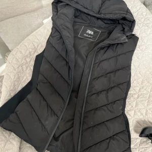 Zara väst  - Använd 2/3 gånger. Har lite sminkfläckar men det går bort med vatten (jag fixar det innan jag skickar iväg västen) Storlek L men funkar bra på en som har M också.