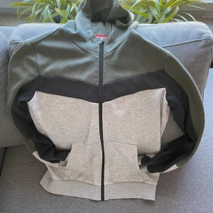 Ziptröja - Den är i bra skick,storlek s den passar med många stilar. 