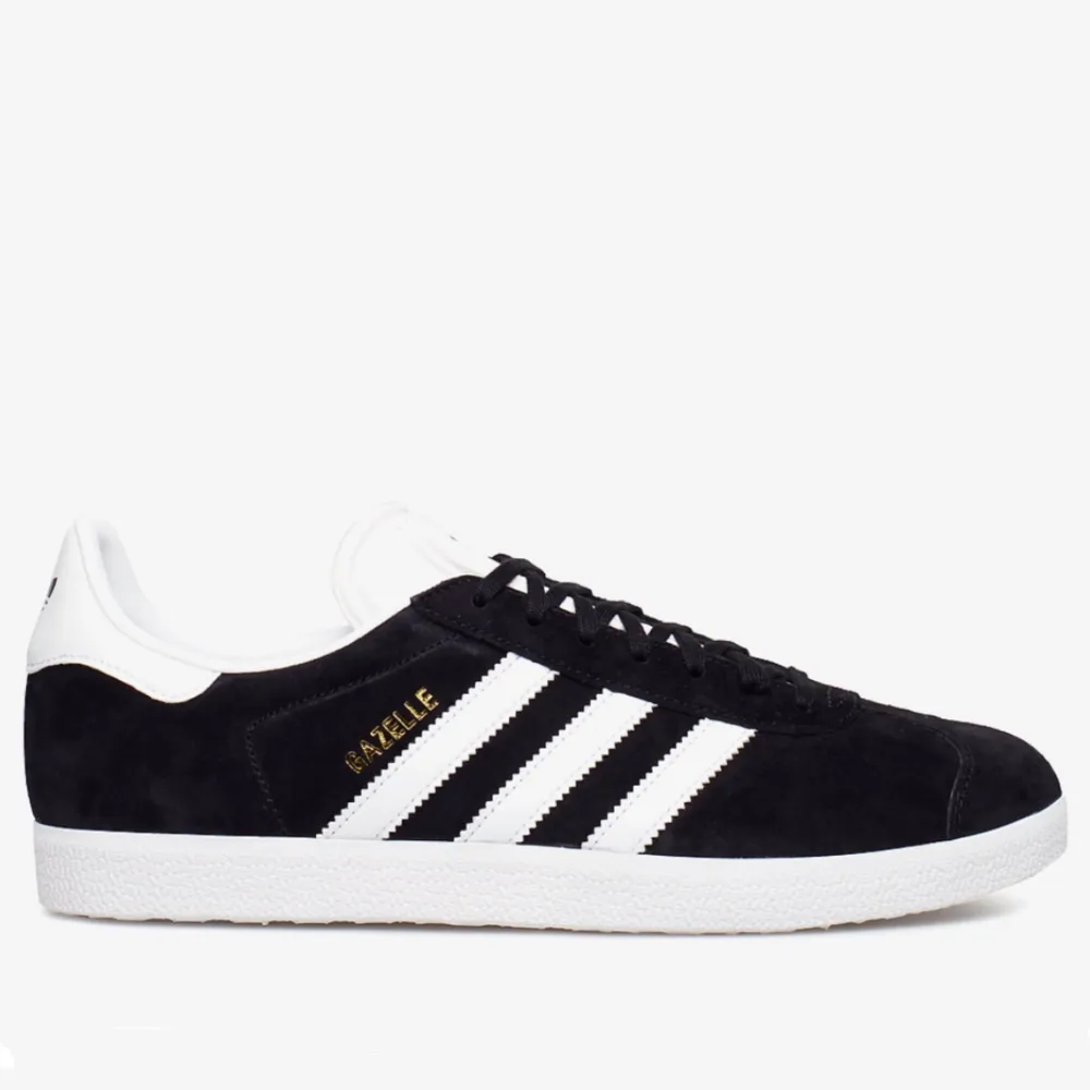 Säljer mina svarta adidas gazelle skor i storlek 36, pågrund av att jag har många andra🌸☺️ skorna är sparsamt använda.. Skor.