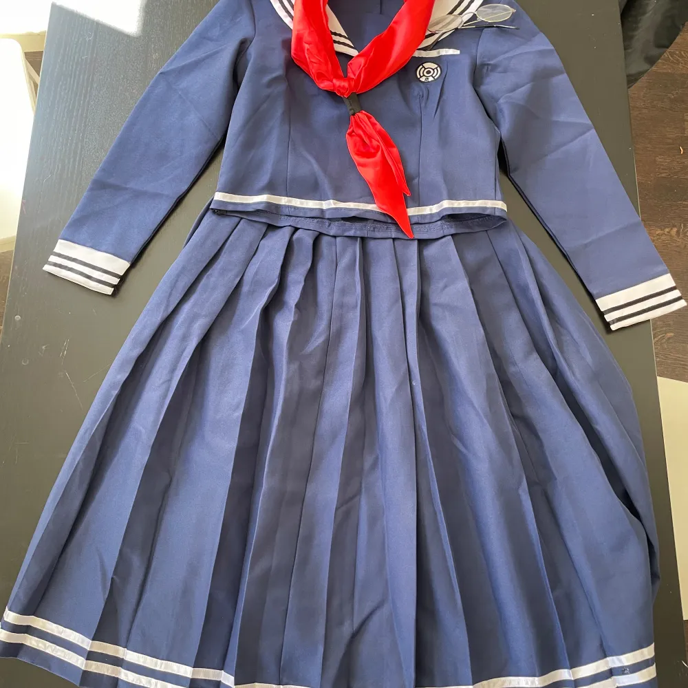 Toko Fukawa cosplay. Skoluniform storlek S. Som ny. Använd 2 gånger.  Cosplay för Danganronpa-fans. Tröja, kjol, scarf och glasögon . Övrigt.