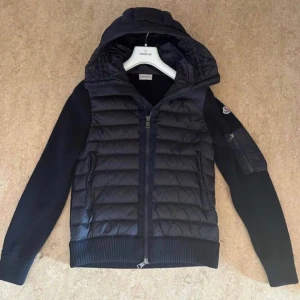 Moncler - Jag köpte till min son för 3,500 och säljer för 2,500 eftersom han har använt den bara 7-8 gånger är jättefint med QR code 