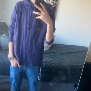 Ralph lauren hoodie  - Säljer denna feta ralph lauren hoodien, den är väldigt tunn och funkar perfekt till sommaren , den har några små hål som man kan se på bild 3. Är 175 och den passar perfekt! Dm för mer bilder på hål osv, priset är ej hugget i sten 💯🍾
