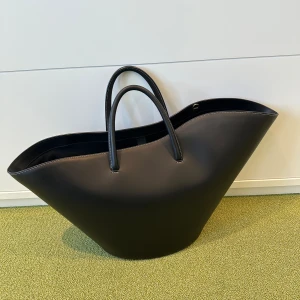 Little liffner väska - Nästintill oanvänd Little Liffner väska. Tulip Tote Medium  4700kr  Kan diskutera priset vid snabb affär!