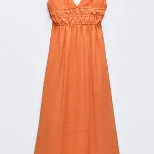 Orange klänning som är slutsåld från zara, klänningen är i strl M.  Tänkte kolla om de finns ett intresse av att köpa den🤗